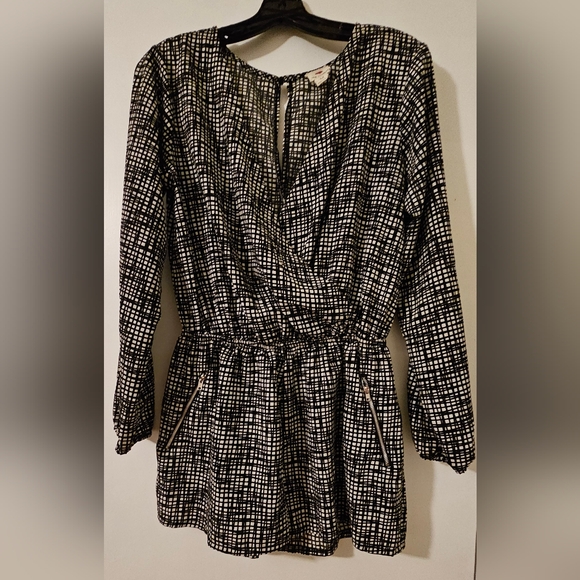 one clothing Pants - One Clothing Womens Size M Long Sleeve Romper Black V-Neck